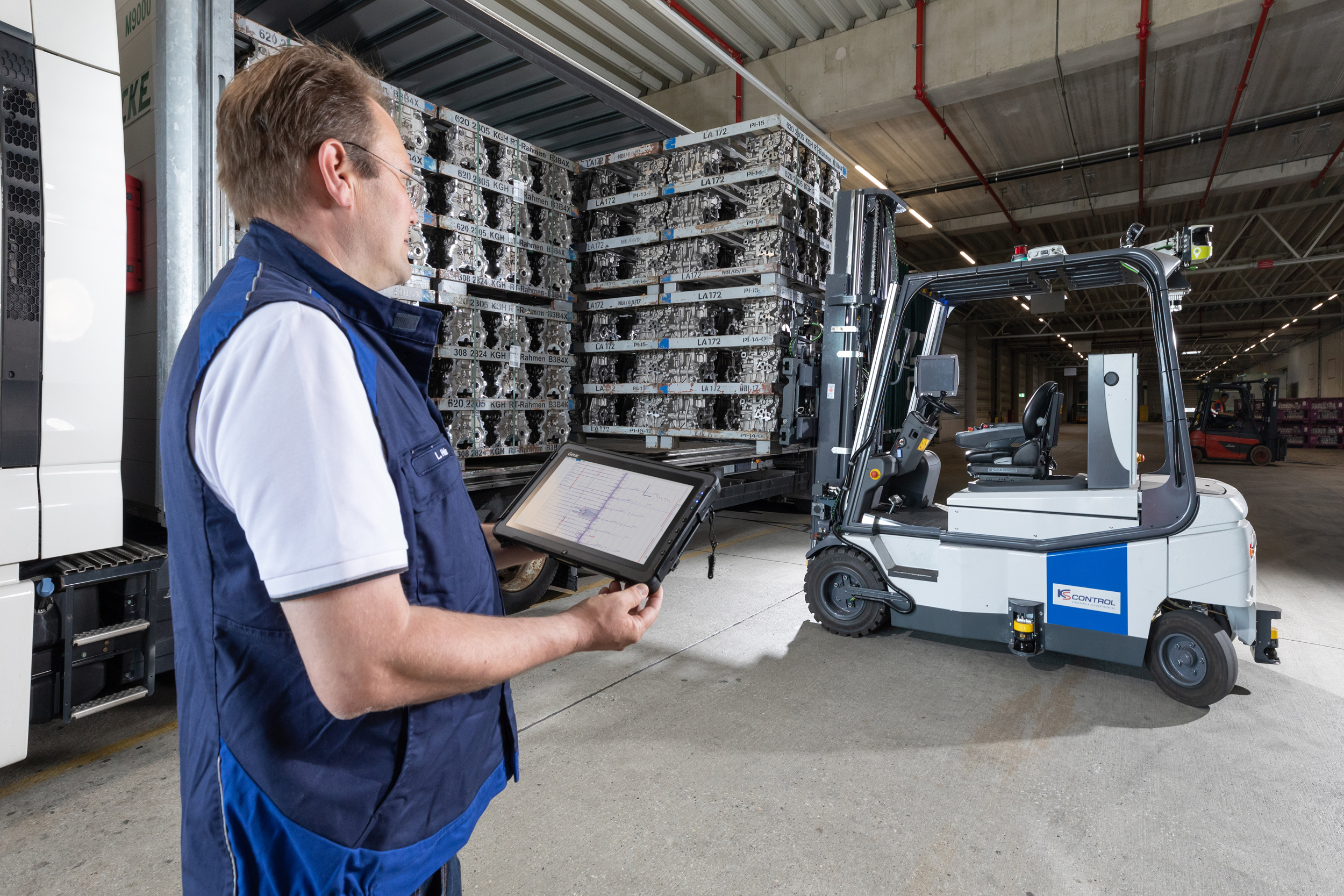 Intelligente, vernetzte Fabrik mittels 5G-Technologie:  Autonome Logistik im BMW Group Werk Landshut berechnet  Daten in der Cloud